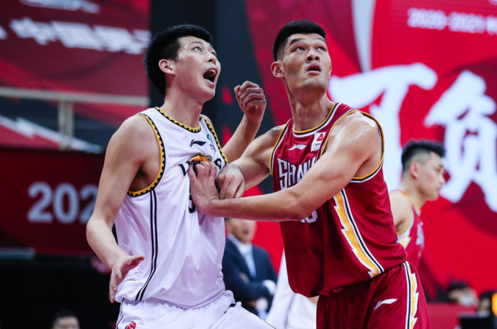  罗伊斯队长袖标加持，多特精神面貌焕然一新